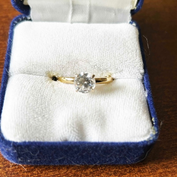 RING, ROUND CUBIC ZIRCONIA, LADIES SZ 6, 4 PRONG SETTING IN GOLD TONE, NEW, TAGS - Picture 1 of 1